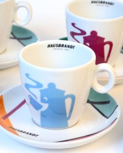 Hausbrandt espresso šalice s dizajnom moka lonca i tanjurićima u bojama