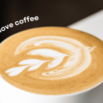 Šalica kave s latte art ukrasom – vodič za odabir najboljih kapsula za kavu kao poklon.
