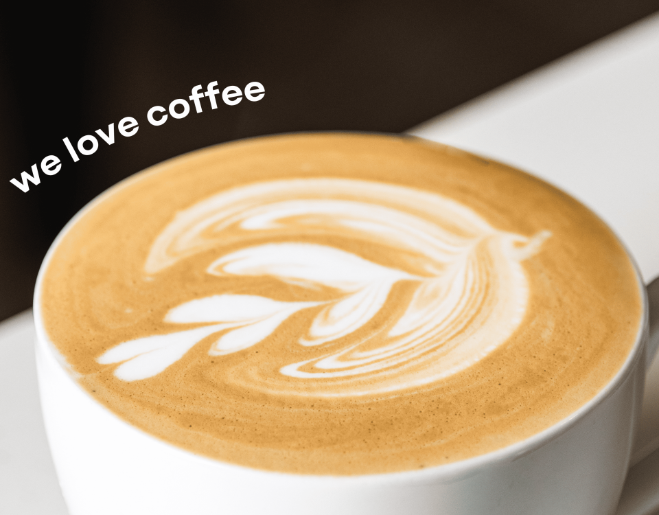 Šalica kave s latte art ukrasom – vodič za odabir najboljih kapsula za kavu kao poklon.