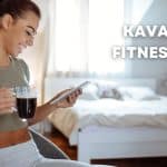 Žena u sportskoj odjeći sjedi u udobnom prostoru, drži šalicu crne kave i gleda u tablet, s natpisom "Kava i fitness" na slici.