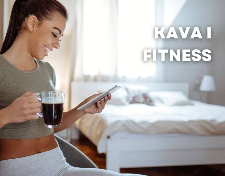 Žena u sportskoj odjeći sjedi u udobnom prostoru, drži šalicu crne kave i gleda u tablet, s natpisom "Kava i fitness" na slici.