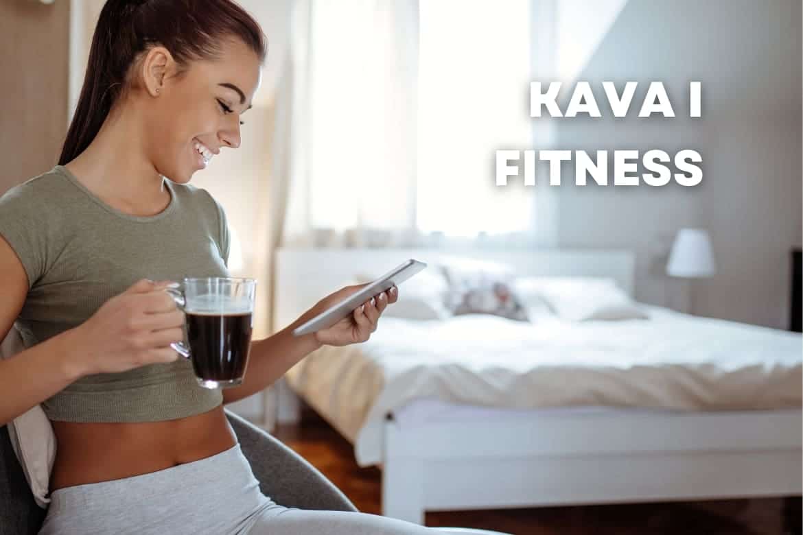 Žena u sportskoj odjeći sjedi u udobnom prostoru, drži šalicu crne kave i gleda u tablet, s natpisom "Kava i fitness" na slici.