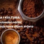 Prikaz tradicionalne pripreme kave s mljevenom kavom u metalnoj posudi, zrnima kave razbacanim po drvenoj podlozi i šalicom espresa. Tekst na slici glasi: "Kava i kultura: tradicionalni načini ispijanja kave diljem svijeta".