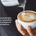 Ulijevanje mlijeka u kavu s latte artom uz poruku: impresionirajte goste i poslužite kavu iz kapsule kao barista.