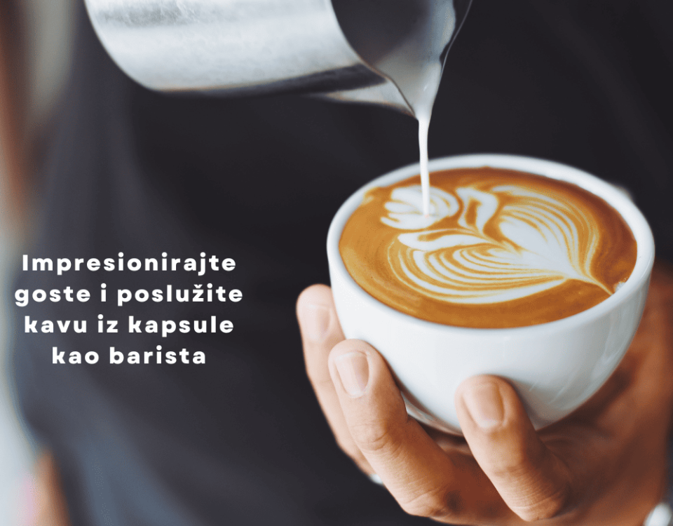 Ulijevanje mlijeka u kavu s latte artom uz poruku: impresionirajte goste i poslužite kavu iz kapsule kao barista.