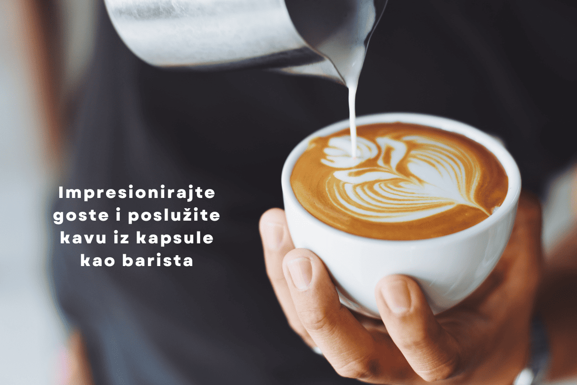 Ulijevanje mlijeka u kavu s latte artom uz poruku: impresionirajte goste i poslužite kavu iz kapsule kao barista.