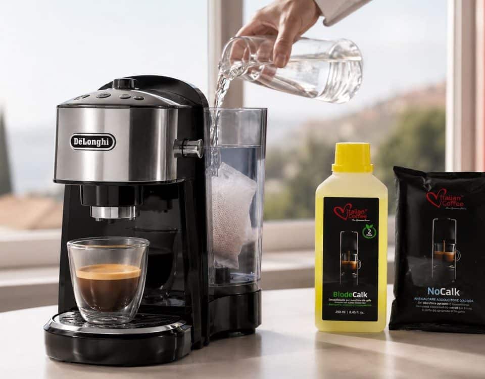 DeLonghi aparat za kavu na stolu, uz bočicu tekućine za čišćenje kamenca i filter, dok ruka ulijeva vodu u spremnik.