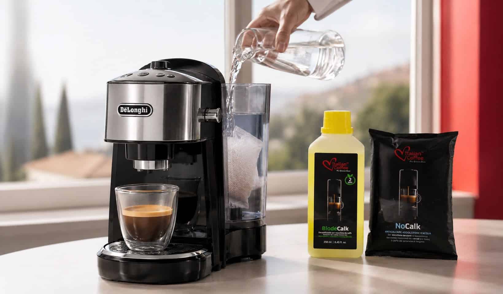 DeLonghi aparat za kavu na stolu, uz bočicu tekućine za čišćenje kamenca i filter, dok ruka ulijeva vodu u spremnik.