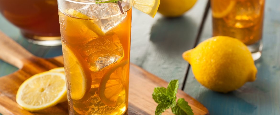 Ledeni čaj u čaši sa ledom i limunom
