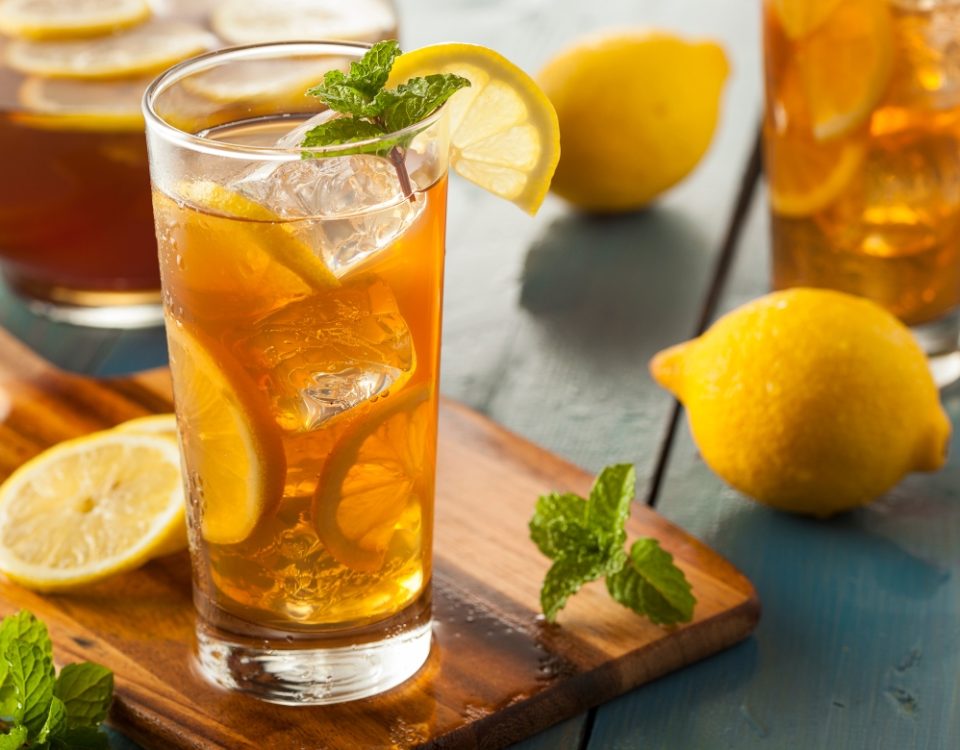 Ledeni čaj u čaši sa ledom i limunom